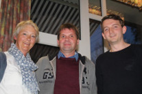 Turniersieger der Saisoneröffnung (v.l.): Marlies Wienken und Dirk Albers zusammen mit Gratulant Heinz Vaske